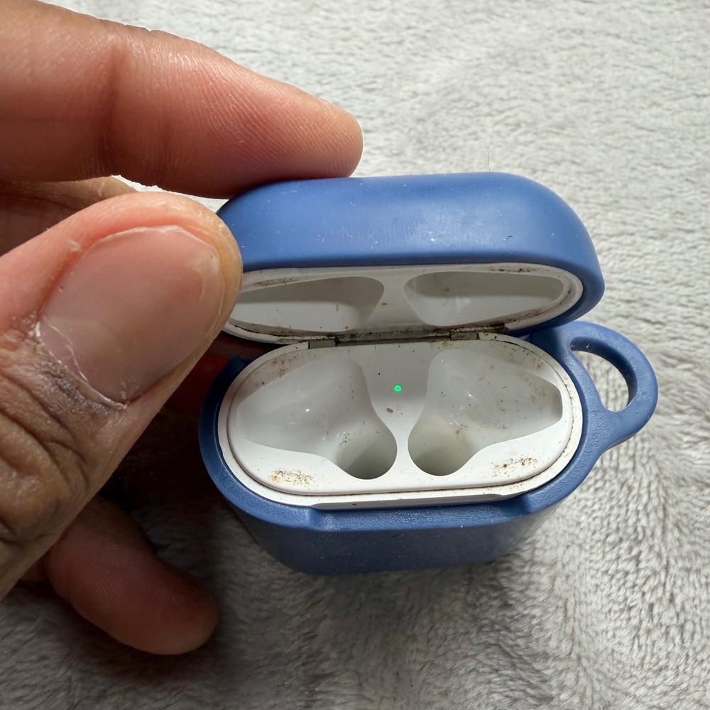 Apple AirPods 1st 2nd Gen Charging Case with‎ Blue Silicone Protective Cover